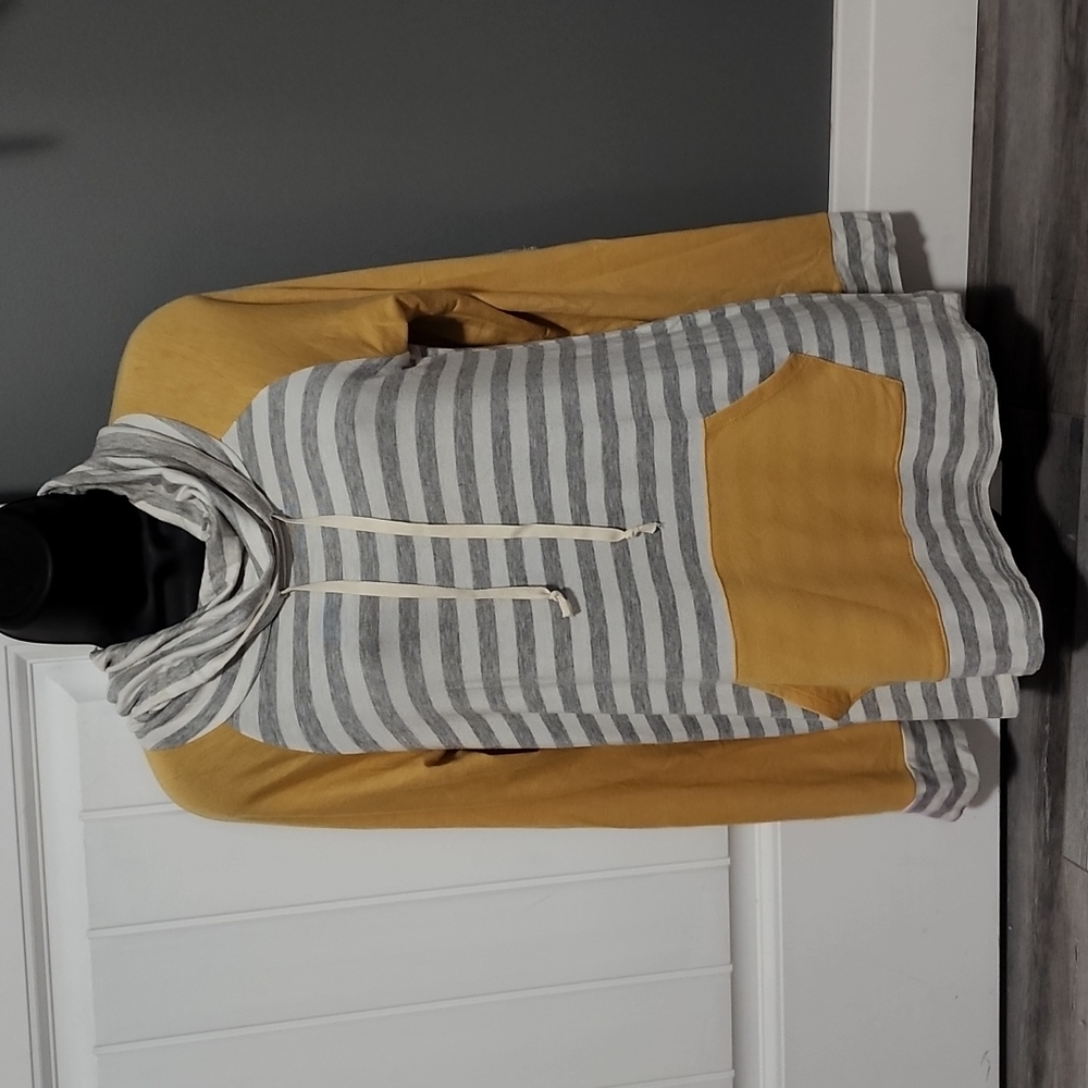 Womens boutique top size small worn once